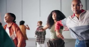 Dans, kadınlar ve hip hop dersi için stüdyo, prova ve konuşmada birlikte performans çalışması ve hareket. Öğretmek, dans etmek ve tempoyu saymak, rutin ve arkadaşlarla veya enerjiyle destek olmak.