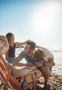 Aile, sahil ve çocuklu ebeveynler, tatille, aktiflikle ve okyanusla eğlenmek ve kaynaşmak. Deniz kenarı, çocuklu anne ve baba, tatilli seyahat ve macera, kaçış ve dinlenme.