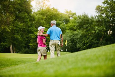 Olgunlaşın, çiftleşin ve golf sahasına geri dönün, dışarıda ve golfçülerle birlikte sağlıklı fitness aktivitesi yapın. Rahatlatıcı, hafta sonu tatili ve spor kursunda bakım, doğa egzersizi ve insanlar..