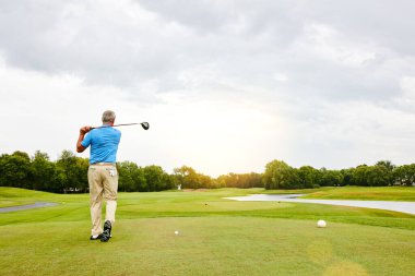 Olgun, erkek ve salıncak golf sahasında ya da spor, antrenman ve turnuva için antrenman için doğa. Erkek golfçü, golf kulübü ve geri dönüş koordinasyon ve egzersiz için