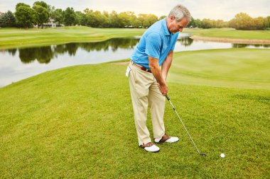 Olgun, erkek ve golf sahasında ya da golf sopasıyla zihinsel hedef, yetenek ve hassasiyet ya da turnuva için antrenman. Erkek golfçü, göl ve oyun planı, atış stratejisi ve egzersiz