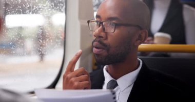 Okuma, seyahat, iş seyahati ya da sabah işe gitmek için pencere kenarında seyahat eden siyah adam ve otobüs. Belge üzerinde yolcu, toplu taşıma ve profesyonel danışman planlama gezisi düşünüyorum.