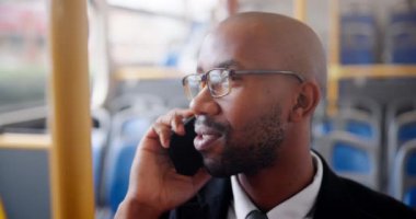 İş, adam ve telefon şehirde sabah işe gidip gelen, konuşan bir otobüsteymiş. Afrikalı, profesyonel ve akıllı telefon sohbet, tartışma ve mobil sohbet için.