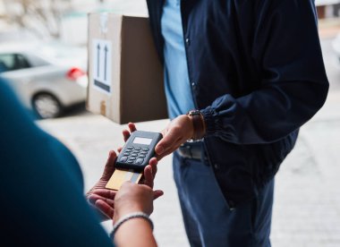 Paket, teslimatçı ve kredi kartı, ödeme ve tap deneyimi olan bir müşterinin elleri. Kapıda kurye servisi, çalışan ve kişi ekommerce, işlem ve terminal makinesi.