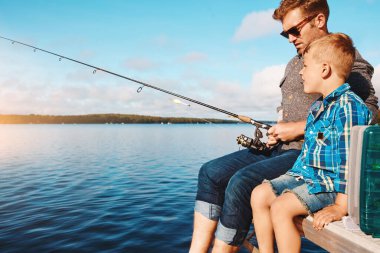 Göl, baba ve oğul birlikte balık tutma dersi için tatil bağı, bilgi ve öğretim yeteneği ile birlikte. Baba, çocuk ve balık avlamak için Florida 'da yolculuk, yolculuk ve tatil için ipuçları..