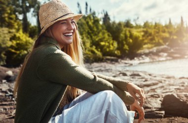 Gülün, rahatlayın ve sahilde tropikal tatil, ada eğlencesi ve doğa macerası için bir kadın. Seyahat, okyanus ve hafta sonu tatilinde su, gülümseme ve Avustralya sahillerinde mutlu bir sabah..