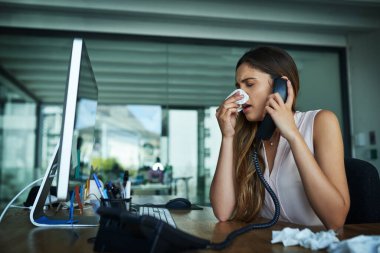 Alerji, telefon ve iş kadını nezle için doku, saman nezlesi ve enfeksiyon. Sağlık, kurumsal yönetim ve bilgisayardaki kişi hastalık, grip ve sinüzit için burun sümkürme.