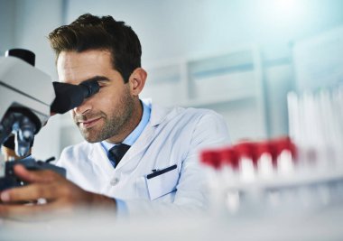 Laboratuvar, mikroskop ve teftiş için gülümseyen bir adam, bilim ve virüs için sağlık hizmetlerinde çığır açan bir buluş. ABD 'de hastalığın tedavisi için dijital, araştırma ve parçacıklar, bilim insanları ve hücreler.