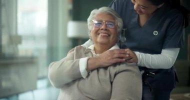 Eller, hemşire ve yaşlı kadın destek için klinikte, hasta bakımı ve emeklilikte şefkat için yaşlı bakımı. Mutlu, rehabilitasyon ve yaşlılara hizmet veren ve danışmanlık yapan.