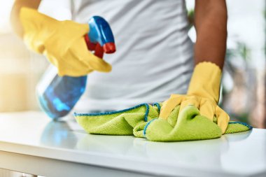 Kadın, el ve sprey deterjan mutfak tezgahında temizlik, hijyen ve mikroplardan korunmak için. Kimyasal sıvı, eldiven ve virüs korumasıyla daha temiz bir insan, bakım ve kumaş..