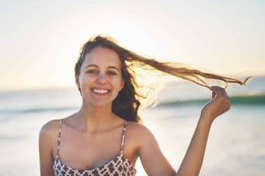 Kadın, sahilde portre ve özgürlük tatil, su ve deniz tatili için Bali 'ye seyahat. Kadın, barış ve dalgalar doğa gezisinde, tropikal ada ve turist okyanusta dinleniyor..