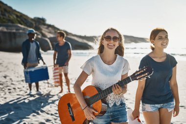 Gitar, portre ve arkadaşlarla sahilde tatil, seyahat ya da yaz tatili için gülümseme. Alet, müzik ve piknik Tropikal ada kıyısında bir grup mutlu insanla kaynaşmak için.