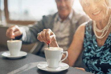 Kahve, aşk ve son sınıf çifti. Emeklilikte gülümseyip kaynaşıyorlar. Mutlu ve kafede birlikteler. Eller, içki ve yaşlılara evlilik, kadın ve erkek yaşlılık ve emeklilik bağıyla bağlılık.
