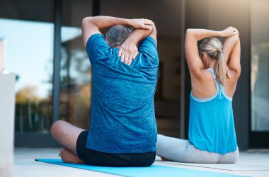 Olgun, çift ve yoga için esnek kollar ısınma, egzersiz ve farkındalık ve hareketlilik için günlük rutin hareketler. Erkek, kadın ve sağlık ya da stres giderme, denge ve esneklik için tekrar dışarı.