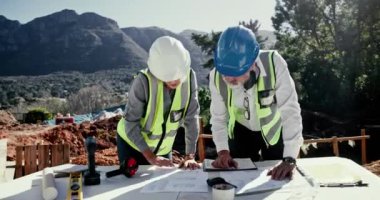 İnşaat işçileri ile inşaat alanında mimarlık, işbirliği ve endüstri. Olgun mimar takımıyla açık havada görüşmek ya da proje yönetimi için planlama, planlama ve planlama.