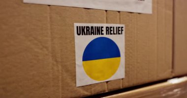Ukrayna, yardım ve bağış kutusu, nakliye, ngo ve kriz tepkisi veya kamu hizmeti paketleri için insani yardım. Mukavva, savaş, ihracat ve dağıtım için destek ve yardım.