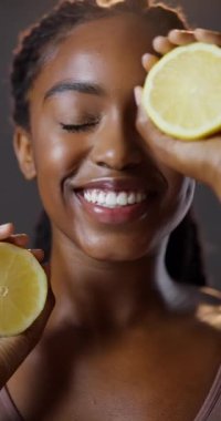 Limon, güzellik ve doğal C vitamini, cilt bakımı ve kozmetik ürünleri olan zenci kadın portresi. Dermatoloji, meyve ve kız yüz bakımı, koyu arkaplanda parıltı ve sağlıklı cilt.