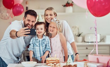 Mutlu yıllar, aile için doğum günü ve selfie, oğlanın kız kardeşi için mutfak ve pasta, mumlar ve fotoğraf için gülümseme. Aşk, resim ve kız hediyeler ile büyüme, gelişme ve çocuklar için parti.