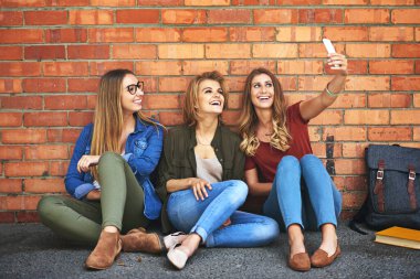 Üniversite, selfie ve kampüsteki öğrenci arkadaşlarla tatil, öğrenme ya da birlikte çalışma için gülümseme. Müritlerin durumunu güncellemek için üniversitede kadınlarla eğitim, profil fotoğrafı ve sosyal medya.