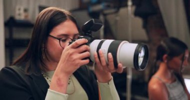 Fotoğrafçı, kamera ve kayıt stüdyosunda .photoshoot, medya ve dergi kapağı yaratıcı. Kameraman, odaklan ve sahne arkasında objektifli yönetmen olarak çekim, prodüksiyon ve marka için kadın kişi.