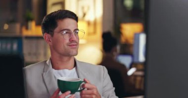 Kahve, bilgisayar ve iş adamı geceleri yaratıcı proje için bilgi okuyor. Gülümse, teknoloji ve erkek metin yazarı iş yerinde cappuccino ile son teslim tarihi için blog yazısında çalışıyor