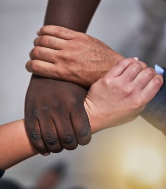 Takım çalışması, eller ve birlik için silah tutan insanlar, işbirliği ya da takım oluşturma desteği. Dayanışma, çeşitlilik ve umut dolu bir grup arkadaş yukarıdan empati için bir araya geliyor.