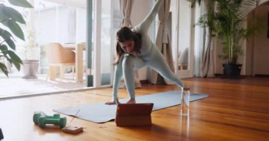 Kadın, tablet ve yoga dengesi ya da sanal sınıf için internet ya da pilates, sağlık ya da akış için kollarını esnetme. Kadın, ev ve zen farkındalığı dijital uygulamalı dairede, sabah ya da sakin.