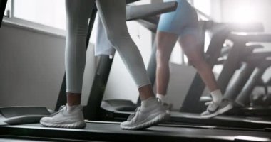 Kadın, koşucular ve bacakları spor salonunda egzersiz, antrenman ya da kardiyo çalışması için koşu bandı gibi. Kadın, ayak ya da ayakkabıların sağlık kulübünde kilo vermek ya da spor yapmak için makinenin üzerinde yürümesi.