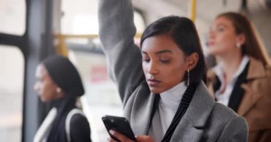 İş, kadın ve otobüs ve akıllı telefonla seyahat etmek, daktilo etmek veya toplu taşıma ile durmayı beklemek. Sosyal medya, çalışan ve internet üzerinden metro üzerinden ağ kurma, sabah ve yolculuk.