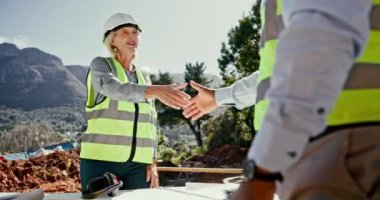 Kadın, inşaat sahasında müşteriyle selamlaşma ve proje yönetimi anlaşması için el sıkışın. İnsanlar, müteahhitler ve endüstriyel emlak geliştirme anlaşması için el sıkışmalar