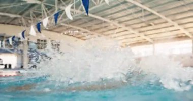 Bilardodaki erkek sporcular için su, yüzme ve kelebek antrenman için yüzme. Yarışmaya hazırlanmak için profesyonel, su sıçratan ya da gözlük, egzersiz ve kardiyo, eğitim ve rutin.