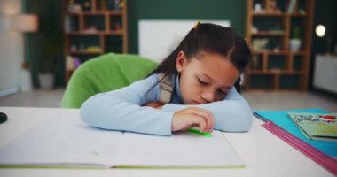 Kız, ödev ve masa başında yorgunluk, uyku ve evde bitkinlik eğitimi. Yatak odası, öğrenme ve yorgunluk genç öğrenci için bitkinlik, dinlenme ve ödev yazmak için kalem ile defter.