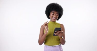 Telefon, stüdyodaki mutlu ve siyah kadın iletişim ya da bilgilendirme için çevrimiçi. Gen z, smile ve Afrikalı kadın etkileyici parşömen beyaz arka planda cep telefonu eğilimleri için internette parşömen.