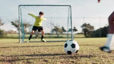 Vuruş, futbolcu ve çocuk skor, antrenman ve spor müsabakaları için stadyumda. Futbol sahası, kaleci ve çocuk atlet antrenman, atıcılık ve maç için motor koordinasyonu.