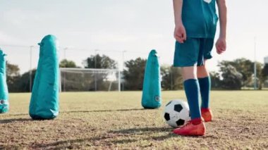 Futbol, spor ve çocuk antrenman, antrenman, öğrenme ve spor için ağ ve egzersiz. Sporcu, çim sahası ve oyun, maç ve yarışma için ekipmanı olan çocuklar.