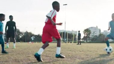 Grup, futbol ve sporcular sağlık, spor ve eğitimle rekabet, fitness ve meydan okuma ile. Koç, hakem ve çocuklar futbol maçı, antrenman ve çocuklar kardiyo, antrenman ve enerji ile.