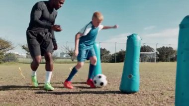 Çocuk, top ve antrenman sahada koçla, şiş, şişirilebilir ve fitness ile koşuyor. Futbol kulübü, çocuk ve antrenman becerisi, spor veya egzersiz için çim üzerinde talim ve oyuncu.