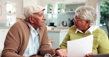 Yaşlı çift, finansal stres, okuma belgeleri, ipotek bakiyesi ya da ev faturaları. Emeklilik fonu, enflasyon veya kağıt işleri raporu, emeklilik politikası veya borç özeti hakkında konuşan yaşlılar.