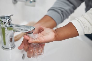 Musluk, çamaşır ve yeni yürümeye başlayan çocuğun elleri, su ve banyodaki anneden çocuğa öğretme, sevimli ve kız. Evde, sağlıklı ve bakteri temizliği, bebek ve anneyle birlikte, sabah hijyen ve rutin..