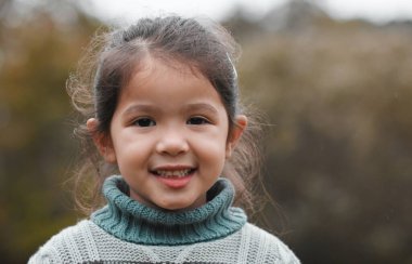 Açık havada büyümek, arka planda bulanıklık ve bahçede rahatlamak için parktaki Asyalı portre, çocuk ve kız. Gençlik, çocuk ve eğlenceli macera için Singapur 'da gelişim, gülümseme ve doğa ile.