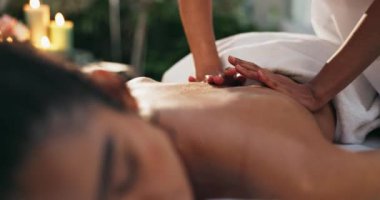 Spa, rahatla ve sırt masajı için kadına masaj yap. Terapi, kişisel bakım ve sakin tedavi. Zen salonunda pürüzsüz, yumuşak ve parlak tenli bir kadınla barış, sağlık ve güzellik terapisti.