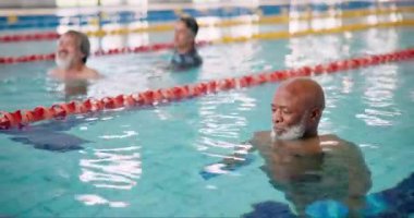 Aptallık, fitness ve yüzme havuzunda egzersiz, sağlıklı vücut ve güçlü kas için olgun insanlar. Grup dersinde ağırlık, su ve aerobik dersleri, fizik tedavi ve rehabilitasyon.