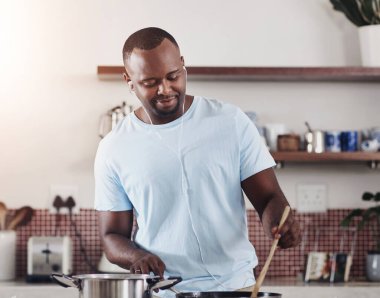 Yemek, yemek ve müzik diyet, sağlık ya da beslenme tarifi için erkeğin mutfağında. İçindekiler, sebzeler ve ahşap kaşıkla yemek hazırlamak için apartman girişinde mutlu bir Afrikalı var..