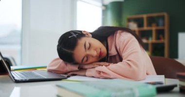 Öğrenci, kız ve çevrimiçi eğitim için masa başında uyumak, üniversite hayaliyle yorgunluk öğrenmek ya da çalışmak. Bilgisayar başında sınav için not defteri olan yorgun ve bitkin bir insan..