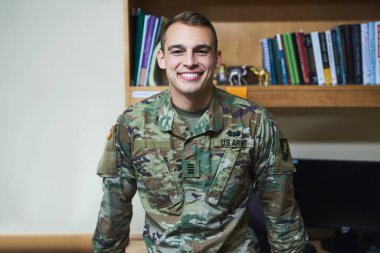 Asker, gülümse ve akademide yatak odası, askeri üs ve ABD 'nin gururu için portre yap. Yurttaki hükümet için üniforma, özgüven ya da kamuflaj giysileri..