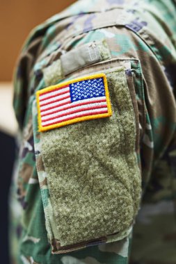 Amerikan bayrağı taşıyan asker, insan ve giysiler Bağımsızlık Günü 'nde gururla geçit yapıyor. Ordu subayı, gazi ve kamuflaj üniforması ordu için, yürüyüş ya da özgürlük kutlaması için hazırlan.