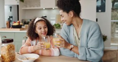 Anne, çocuk ve sabah kahvaltısı, gevrek ve beslenme öğünü, vitamin ve enerji için portakal suyu. Mutfak tezgahında birlikte mutlu ve içki içen kız, sağlıklı ve çocuk bakımı bağlayıcı..