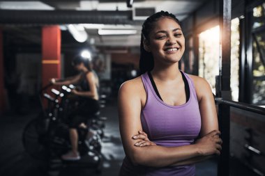 Kız, portre ve spor salonunda vücut geliştirme ve kas gücü için kişisel eğitim. Aktif yaşam, spor ve kardiyo çalışmaları için kolları çapraz ve gururlu bir kadın..