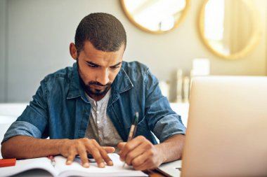 Rapor, inceleme ya da planlama için uzaktan kumandalı oturma odasında yazı, defter ve adam var. Gazeteciler için mercek, dizüstü bilgisayar ve serbest yazar, evde uzun metrajlı bir hikaye üzerinde çalışıyor ya da düzeltme yapıyor.