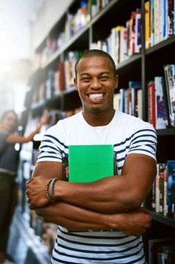 Gülümse, kütüphane ve üniversite eğitimi, bilgi ve gelişim için kitapları olan siyah bir adamın portresi. Burs, öğrenci ve raf, kampüste eğitim materyali ve öğrenim, bilgi ve büyüme.